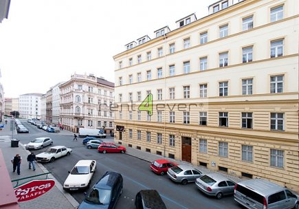 Pronájem bytu, Nové Město, Koubkova, byt 2+kk, 41 m2, cihla, výtah, vybavený nábytkem, Rent4Ever.cz