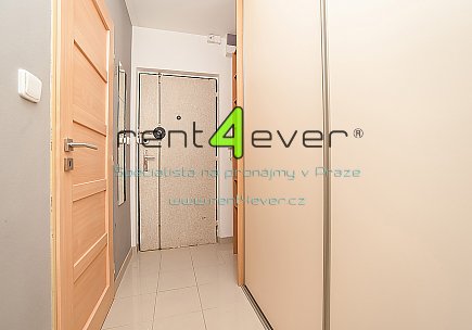 Pronájem bytu, Metro C Budějovická, ul. Batelovská, 1+kk, 28 m2, sklep, výtah, částečně zařízený, Rent4Ever.cz