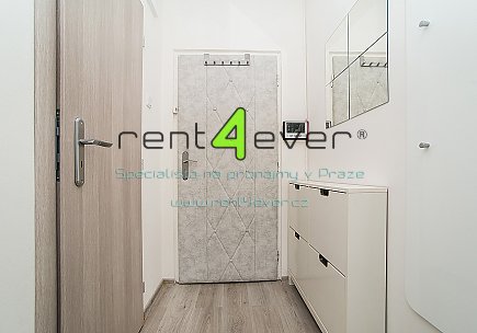 Pronájem bytu, Hostivař, Tenisová, 1+kk, 22 m2, výtah, sklep, lodžie, zařízený nábytkem, Rent4Ever.cz