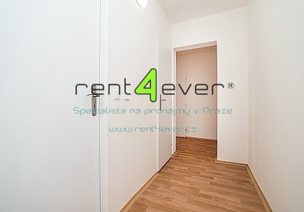 Pronájem bytu, Kobylisy, Střekovská, 2+1, 59 m2, lodžie, komora, výtah, nezařízený, Rent4Ever.cz