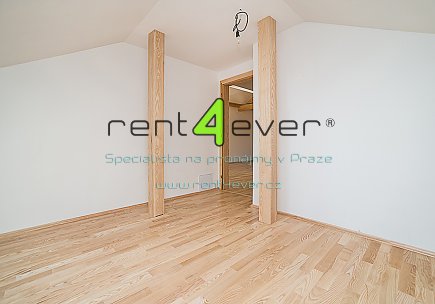 Pronájem bytu, Metro B Jinonice, podkrovní 1+1 v RD, 140m2, cihla, open space, nezařízený, Rent4Ever.cz