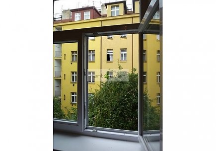 Pronájem bytu, Žižkov, V Domově, byt 1+kk, 29 m2, cihla, patro na spaní, zařízený nábytkem, Rent4Ever.cz
