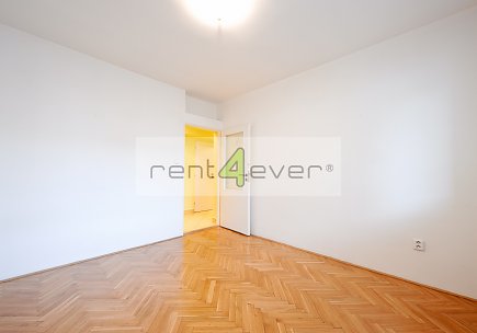 Pronájem bytu, Strašnice, Mukařovská, byt 2+1, 56 m2, po rekonstrukci, lodžie, sklep, nevybavený, Rent4Ever.cz