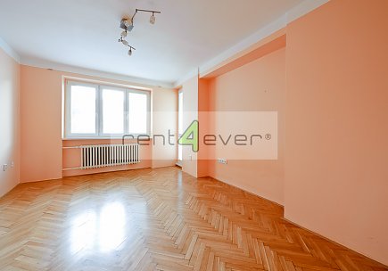Pronájem bytu, Strašnice, Mukařovská, byt 2+1, 56 m2, po rekonstrukci, lodžie, sklep, nevybavený, Rent4Ever.cz