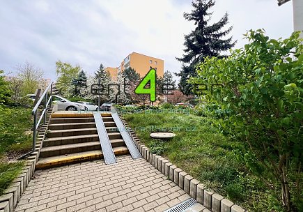 Pronájem bytu, Troja, Krynická, 1+kk, 30 m2, po rekonstrukci, výtah, nezařízený nábytkem, Rent4Ever.cz