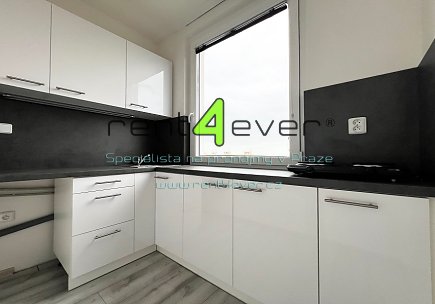 Pronájem bytu, Troja, Krynická, 1+kk, 30 m2, po rekonstrukci, výtah, nezařízený nábytkem, Rent4Ever.cz