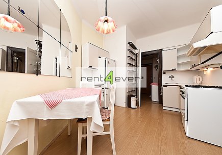 Pronájem bytu, Žižkov, Seifertova, byt 1+1, 38 m2, cihla, komora, výtah, vybavený nábytkem, Rent4Ever.cz