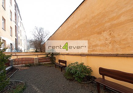 Pronájem bytu, Karlín, Březinová, byt 2+kk, 54 m2, cihla, komora, výtah, částečně zařízený, Rent4Ever.cz