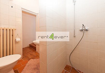 Pronájem bytu, Dejvice, Krocínovská 1+kk ve vile, 35 m2, po rekonstrukci, terasa, zahrada, zařízený, Rent4Ever.cz