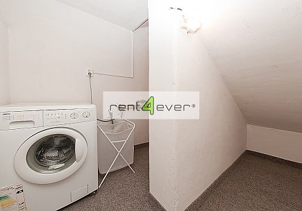 Pronájem bytu, Dejvice, Krocínovská 1+kk ve vile, 35 m2, po rekonstrukci, terasa, zahrada, zařízený, Rent4Ever.cz