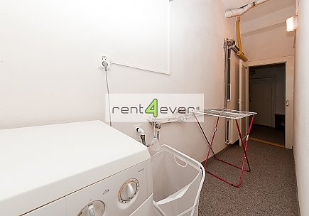 Pronájem bytu, Dejvice, Krocínovská 1+kk ve vile, 35 m2, po rekonstrukci, terasa, zahrada, zařízený, Rent4Ever.cz