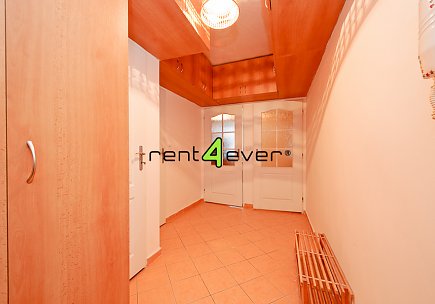 Pronájem bytu, Vršovice, 28. pluku, byt 2+kk, 54 m2, cihla, sklep, výtah, zařízený nábytkem, Rent4Ever.cz