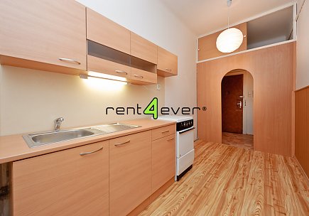 Pronájem bytu, Vršovice, Sportovní,  2+1, 50 m2, cihla, komora, zahrada,  výtah, nezařízený, Rent4Ever.cz