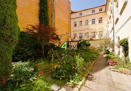 Pronájem bytu, Staré město, Týnská ulička, 1+kk, 50 m2, cihla, zahrada, zařízený, Rent4Ever.cz
