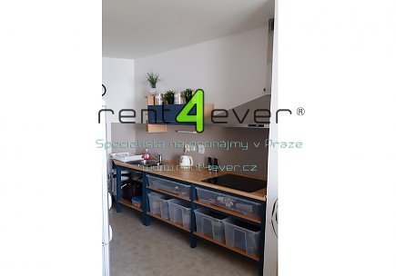 Pronájem bytu, Hlubočepy, Högerova, byt 2+kk, 47 m2, po rekonstrukci, výtah, částečně zařízený, Rent4Ever.cz