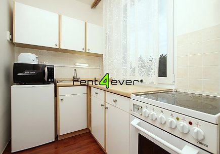 Pronájem bytu, Háje, Matúškova, byt 1+kk, 30 m2, sklep, výtah, vybavený nábytkem, Rent4Ever.cz