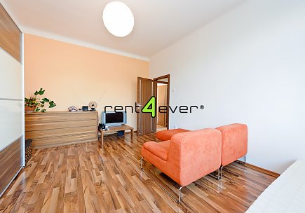 Pronájem bytu, Holešovice, U vody, 2+1, 80 m2, cihla, balkon, sklep, výtah, částečně zařízený, Rent4Ever.cz