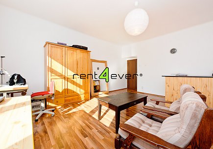 Pronájem bytu, Holešovice, U vody, 2+1, 80 m2, cihla, balkon, sklep, výtah, částečně zařízený, Rent4Ever.cz