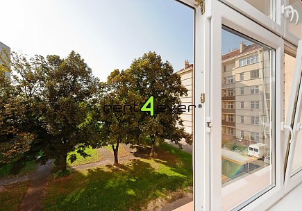 Pronájem bytu, Holešovice, U vody, 2+1, 80 m2, cihla, balkon, sklep, výtah, částečně zařízený, Rent4Ever.cz