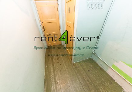 Pronájem bytu, Metro B Českomoravská, 1+1, 56 m2, cihla,  výtah, nezařízený, Rent4Ever.cz