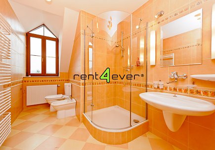 Pronájem bytu, Mirošovice, luxusní 3 podlažní RD, 600 m2, cihla, zahrada 1 000 m2, terasy, garáž,, Rent4Ever.cz