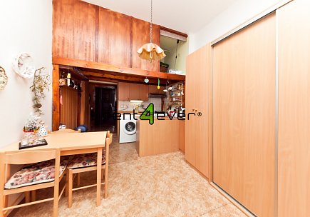 Pronájem bytu, Košíře, Pod Kavalírkou, 2+1, 54 m2, cihla, 2 vestavěná patra na spaní, zařízený, Rent4Ever.cz