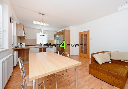 Pronájem bytu, Benice, U Císařské cesty, RD 5+kk, 176 m2, novostavba, 2x balkon, terasa, nezařízený, Rent4Ever.cz