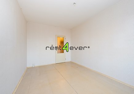 Pronájem bytu, Řepy, Vondroušova, 3+1, 82 m2, balkon, sklep, komora, výtah, nezařízený, Rent4Ever.cz