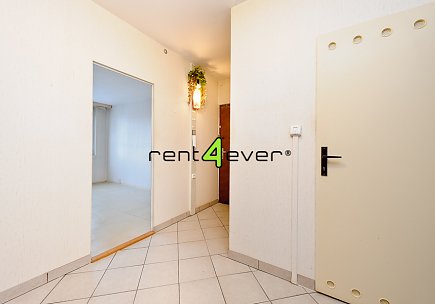 Pronájem bytu, Řepy, Vondroušova, 3+1, 82 m2, balkon, sklep, komora, výtah, nezařízený, Rent4Ever.cz
