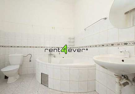 Pronájem bytu, Žižkov, V domově, byt 2+kk, 65 m2, komora, zahrada, nevybavený nábytkem, Rent4Ever.cz