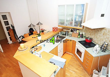 Pronájem bytu, Nusle, Pod lázní, mezonetový byt 2+kk, 55 m2, cihla, terasa, nevybavený nábytkem, Rent4Ever.cz