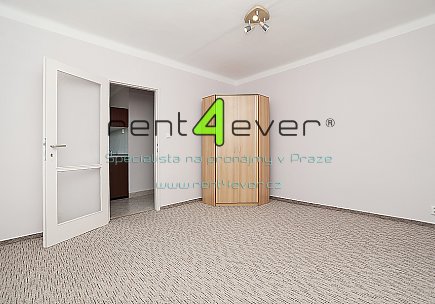 Pronájem bytu, Holešovice, Vrbenského, byt 2+1, 54 m2, cihla, zahrada, výtah, část. zařízený, Rent4Ever.cz