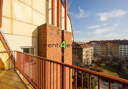 Pronájem bytu, Žižkov, Nad Ohradou, mezonet 2+kk, 60 m2, cihla, balkon, výtah, částečně zařízený, Rent4Ever.cz