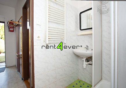 Pronájem bytu, Čakovice, Plajnerova, byt 1+kk v RD, 12 m2, společná zahrada, zařízený nábytkem, Rent4Ever.cz