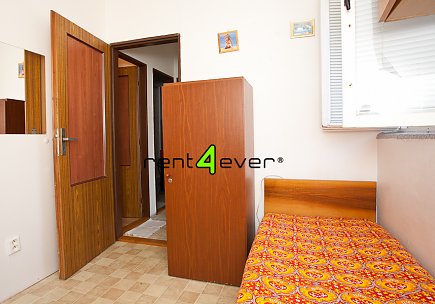 Pronájem bytu, Čakovice, Plajnerova, byt 1+kk v RD, 12 m2, společná zahrada, zařízený nábytkem, Rent4Ever.cz