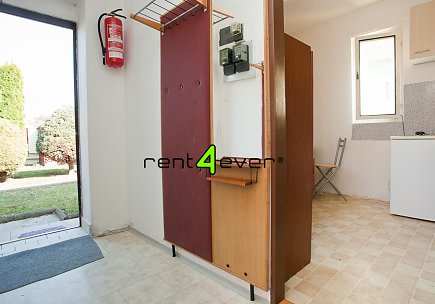 Pronájem bytu, Čakovice, Plajnerova, byt 1+kk v RD, 12 m2, společná zahrada, zařízený nábytkem, Rent4Ever.cz