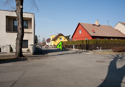 Pronájem bytu, Čakovice, Plajnerova, byt 1+kk v RD, 12 m2, společná zahrada, zařízený nábytkem, Rent4Ever.cz