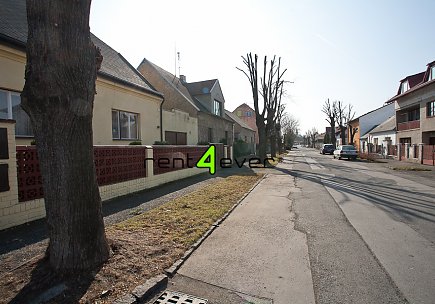 Pronájem bytu, Čakovice, Plajnerova, byt 1+kk v RD, 12 m2, společná zahrada, zařízený nábytkem, Rent4Ever.cz
