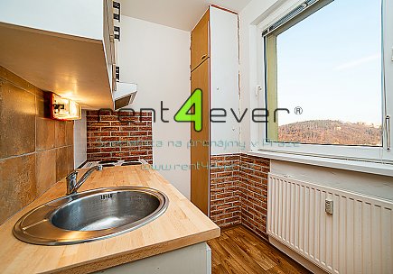 Pronájem bytu, Michle, U Botiče, byt 1+1, 36 m2, komora, výtah, nevybavený, pouze pro 1 os. - muže, Rent4Ever.cz