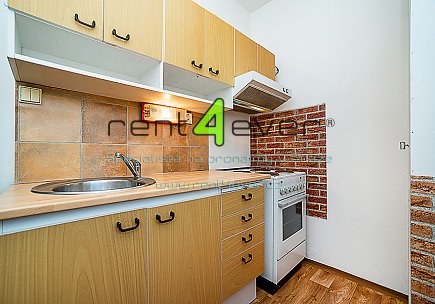 Pronájem bytu, Michle, U Botiče, byt 1+1, 36 m2, komora, výtah, nevybavený, pouze pro 1 os. - muže, Rent4Ever.cz