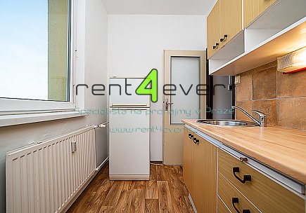 Pronájem bytu, Michle, U Botiče, byt 1+1, 36 m2, komora, výtah, nevybavený, pouze pro 1 os. - muže, Rent4Ever.cz
