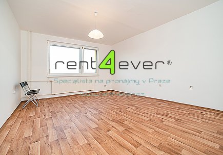 Pronájem bytu, Michle, U Botiče, byt 1+1, 36 m2, komora, výtah, nevybavený, pouze pro 1 os. - muže, Rent4Ever.cz