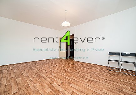 Pronájem bytu, Michle, U Botiče, byt 1+1, 36 m2, komora, výtah, nevybavený, pouze pro 1 os. - muže, Rent4Ever.cz