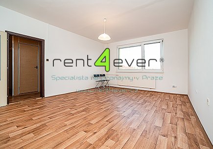 Pronájem bytu, Michle, U Botiče, byt 1+1, 36 m2, komora, výtah, nevybavený, pouze pro 1 os. - muže, Rent4Ever.cz