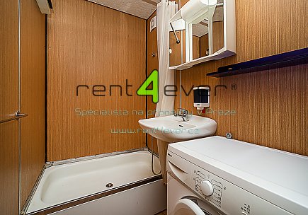Pronájem bytu, Michle, U Botiče, byt 1+1, 36 m2, komora, výtah, nevybavený, pouze pro 1 os. - muže, Rent4Ever.cz