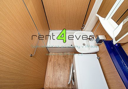 Pronájem bytu, Michle, U Botiče, byt 1+1, 36 m2, komora, výtah, nevybavený, pouze pro 1 os. - muže, Rent4Ever.cz