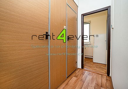 Pronájem bytu, Michle, U Botiče, byt 1+1, 36 m2, komora, výtah, nevybavený, pouze pro 1 os. - muže, Rent4Ever.cz