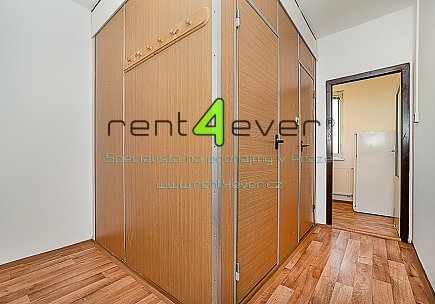 Pronájem bytu, Michle, U Botiče, byt 1+1, 36 m2, komora, výtah, nevybavený, pouze pro 1 os. - muže, Rent4Ever.cz