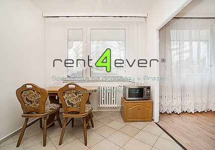 Pronájem bytu, Metro B Prosek, byt 3+1, 74 m2 s lodžií, po rekonstrukci, výtah, šatna, nezařízený, Rent4Ever.cz