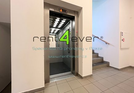 Pronájem bytu, Hostivař, náměstí Přátelství, 2+kk, 45 m2, po čerstvé rekonstrukci, balkon, výtah, Rent4Ever.cz